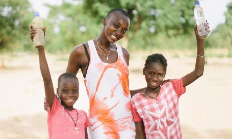 La supermodelo que lleva agua potable a su natal África: la labor de George Badiel