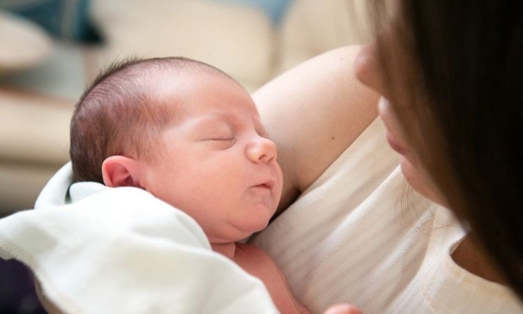 Proyecto que determina orden de los apellidos de un recién nacido pasa a último debate