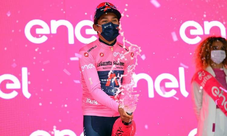 Egan Bernal gana la etapa reina y sigue de líder del Giro de Italia