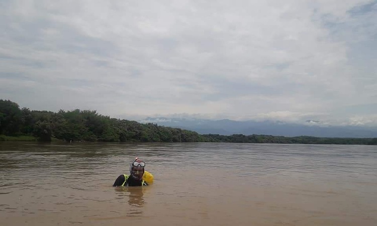 Boyacense atraviesa el río Magdalena en protesta contra el fracking