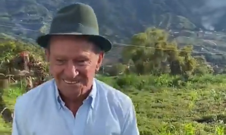 Con emotivo baile, campesino colombiano celebró la venta de su cultivo