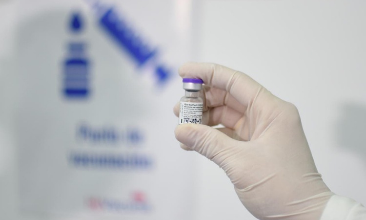 Colombia recibirá las primeras vacunas de Moderna. Lo que debes saber sobre este biológico