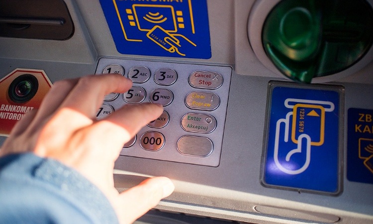 Las nuevas normas para retirar dinero en cajeros automáticos ¿Cuándo comenzarán?