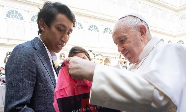 El emotivo encuentro de Egan Bernal con el papa Francisco