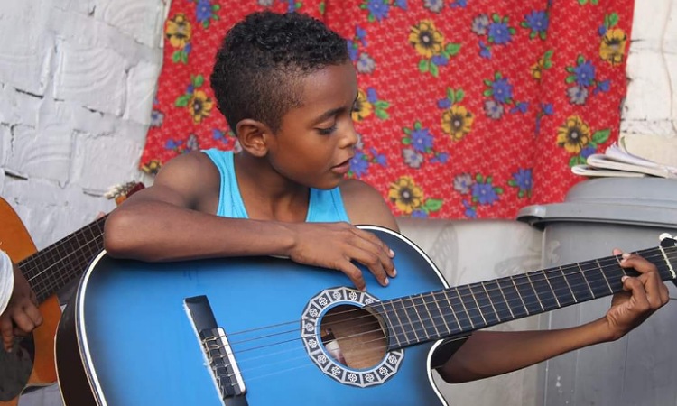 En Mompós, joven crea proyecto para que niños aprendan a leer y tocar un instrumento