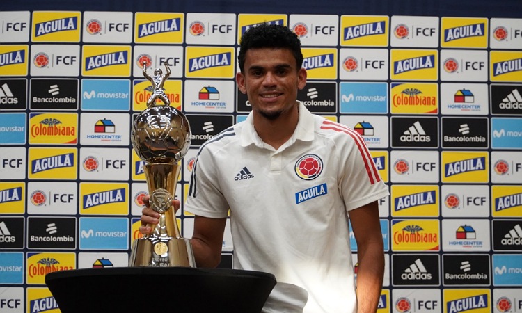 ¡Orgullo! Luis Díaz recibe el trofeo como goleador de la Copa América 2021