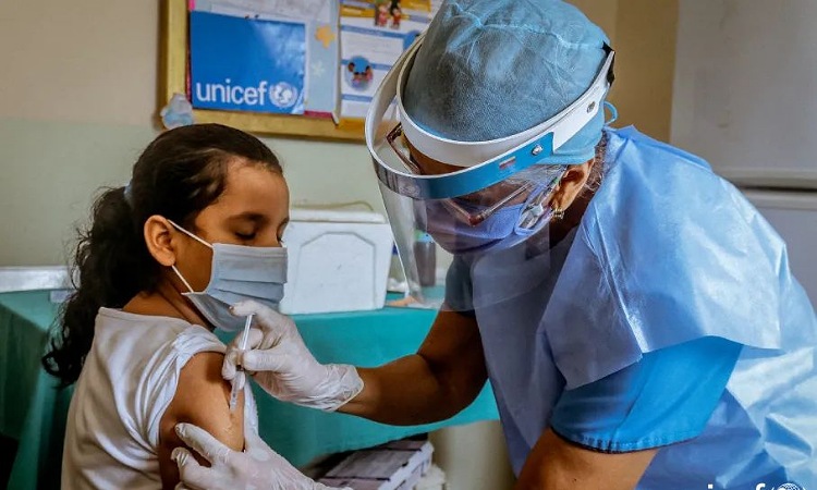 Sinovac hará ensayos en Colombia para la vacuna en niños menores de 12 años