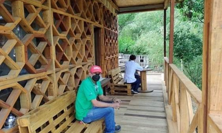 Conoce la primera ecoescuela de Colombia, fue construida con madera reciclable