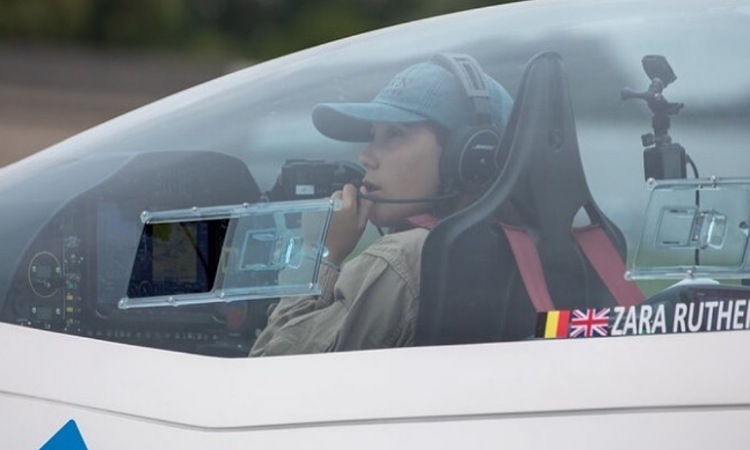 Zara Rutherford, la joven aviadora que le da la vuelta al mundo llegó a Colombia