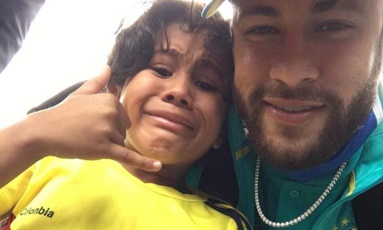 Niño que abrazó a Neymar en Barranquilla recibió increíble regalo del futbolista
