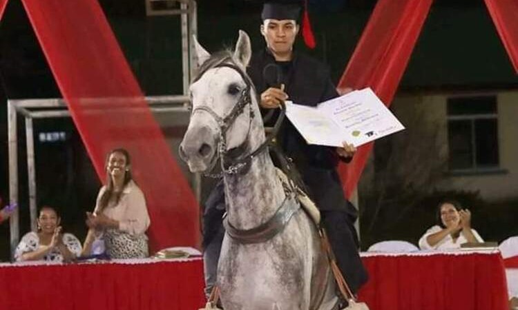 Joven en Sucre recibió su diploma de graduación montado a caballo