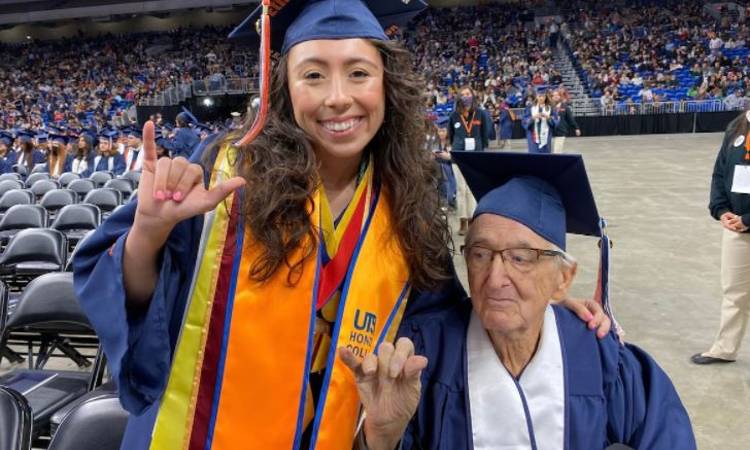Abuelo de 87 años obtuvo su título universitario al tiempo que su nieta