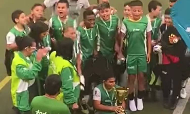 Niño que no tiene piernas se coronó campeón de fútbol ¡Es colombiano!