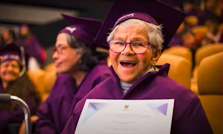 A sus 84 años, mujer en Bogotá se graduó en computación y herramientas digitales