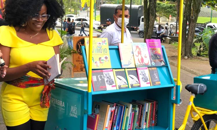 En Pereira transforman bicicletas de venta de mazamorra en bibliotecas móviles