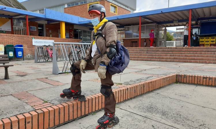 Rafael se rebusca la vida en Bogotá andando en patines a sus 72 años ¡Un ejemplo!