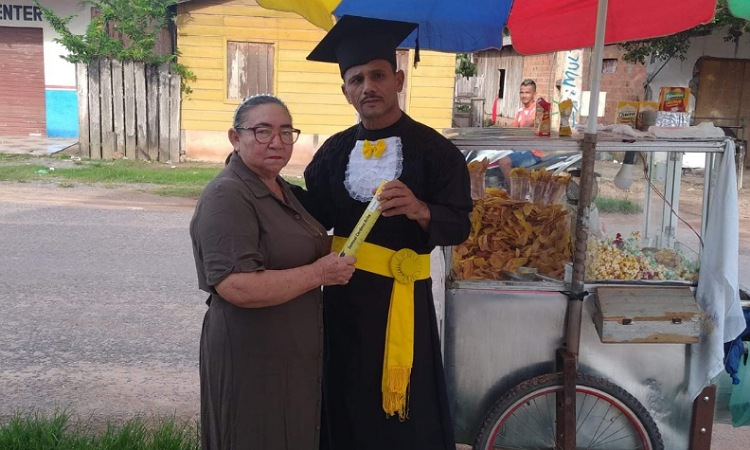Vendedor ambulante logró cumplir su sueño y se graduó de la universidad
