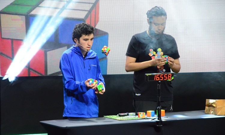 Colombiano logró récord Guinness, armó 3 cubos Rubik haciendo malabares