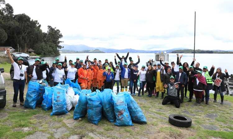 Recogen media tonelada de basura de la Laguna de Tota, en Boyacá