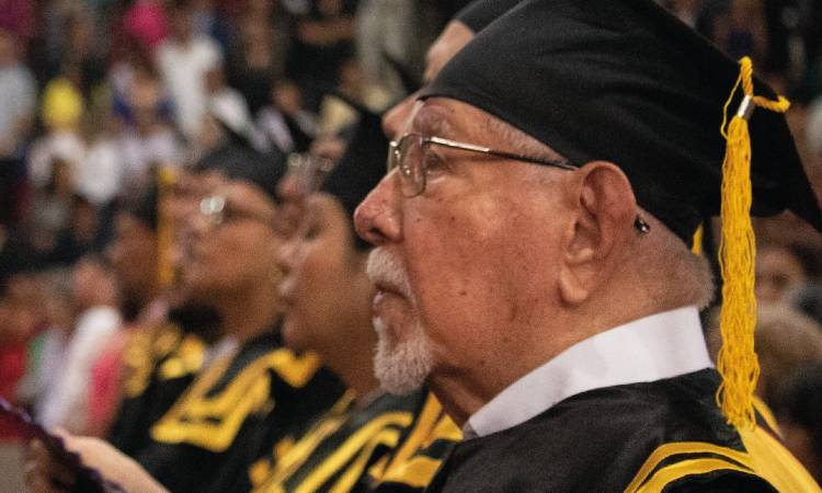 Abuelo de 98 años se graduó como doctor en Humanidades