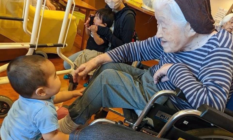 Ancianato en Japón 'contrata' bebés para que hagan sonreír a los abuelitos
