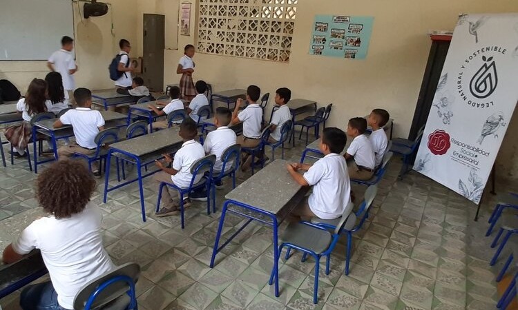 Colegios en Caldas reciben escritorios y sillas fabricadas con envases de plástico