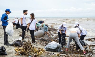 Empresa colombiana limpia las playas de Santa Marta y convierte la basura en accesorios