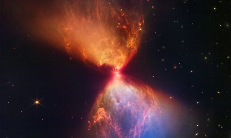 Telescopio James Webb captura "reloj de arena" celestial en el espacio
