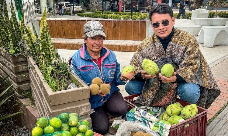 Abuelo llevaba todo el día vendiendo fruta en la calle, pero la solidaridad lo impulsó