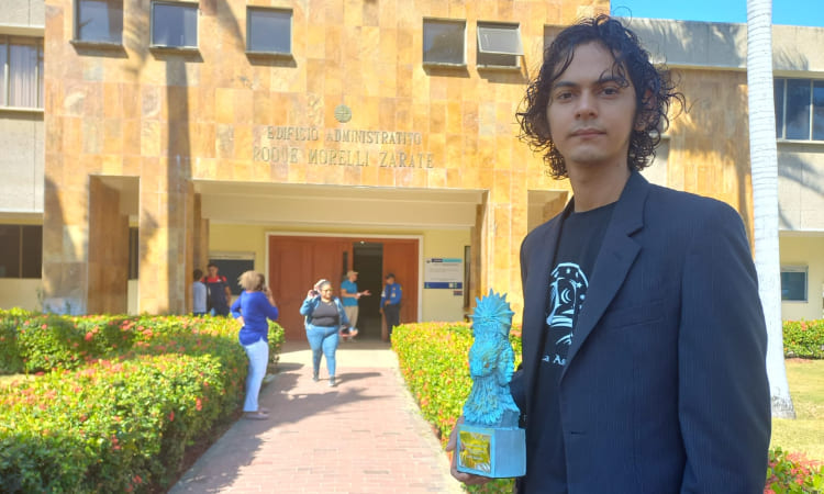 Colombiano fue galardonado como el mejor divulgador en física y matemática de Latinoamérica