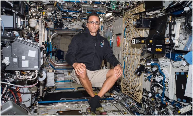 Hombre hace historia: un latino es el primer jefe de astronautas de la NASA