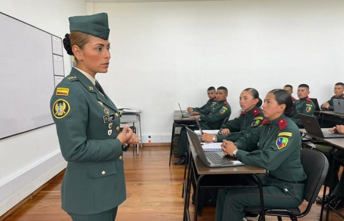 Laura Saraza, la primera mujer del Ejército en comandar una tropa de 400 militares