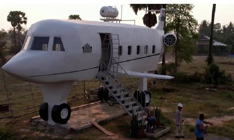Hombre hizo su casa en forma de avión, aunque nunca ha viajado en uno