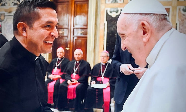 El mensaje que envió el padre ‘Chucho’ desde el Vaticano, tras conocer al papa