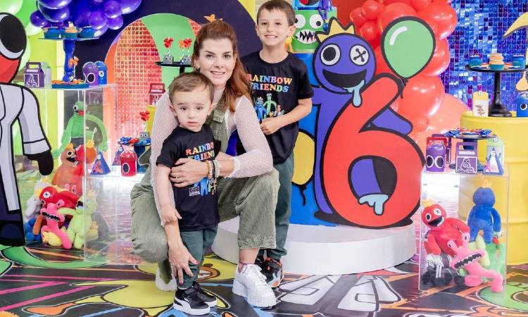 Carolina Cruz y Lincoln Palomeque acompañaron a Salvador en su primer día de clases