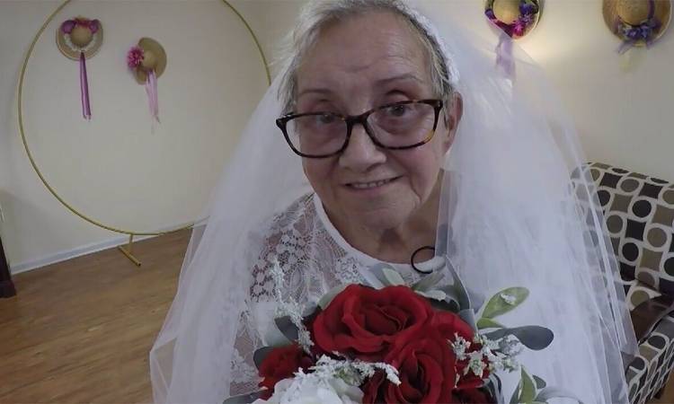 Después de 40 años soltera, mujer decidió casarse con ella misma y se hizo viral