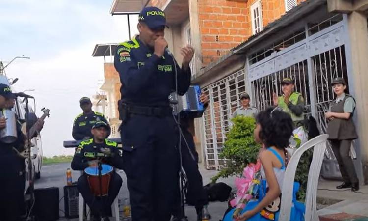 Policías le llevaron serenata a niña que venció el cáncer