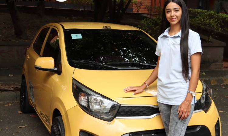 Joven se gana la vida conduciendo taxi en Medellín