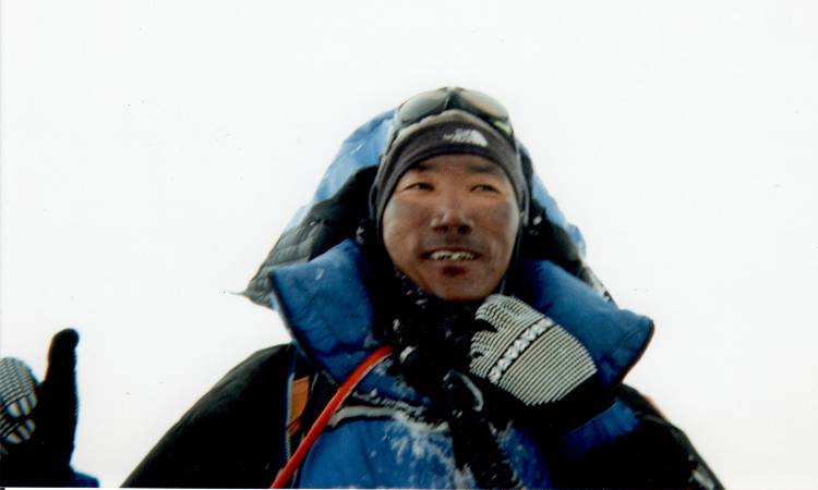 El hombre que ha llegado 27 veces a la cima del monte Everest rompe récord