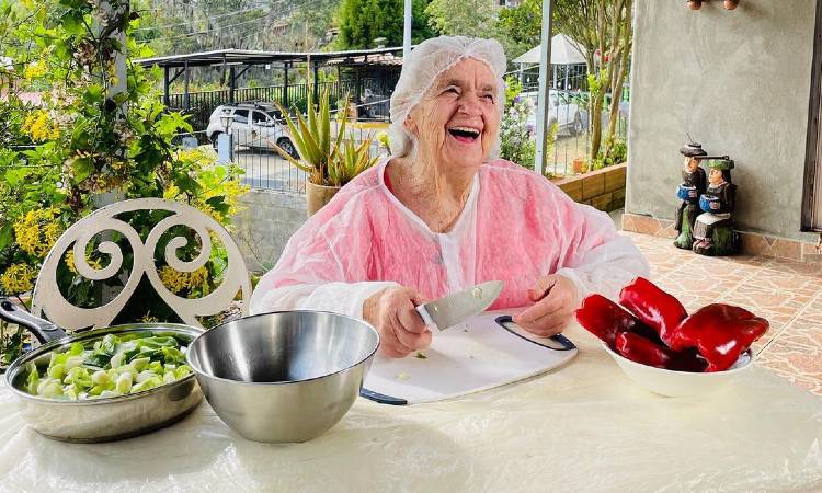 Abuelita paisa de 88 años se volvió TikToker y ya es famosa