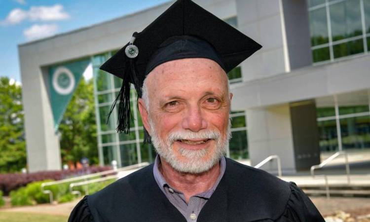 Hombre se graduó de la universidad tras 50 años sin estudiar