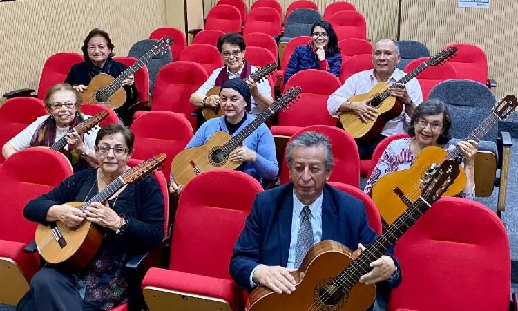 La academia de Bogotá que cambia la vida de los adultos mayores a través de la música