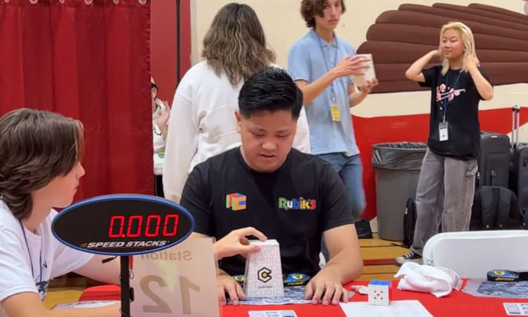 Joven con autismo establece nuevo récord mundial al resolver un cubo de Rubik