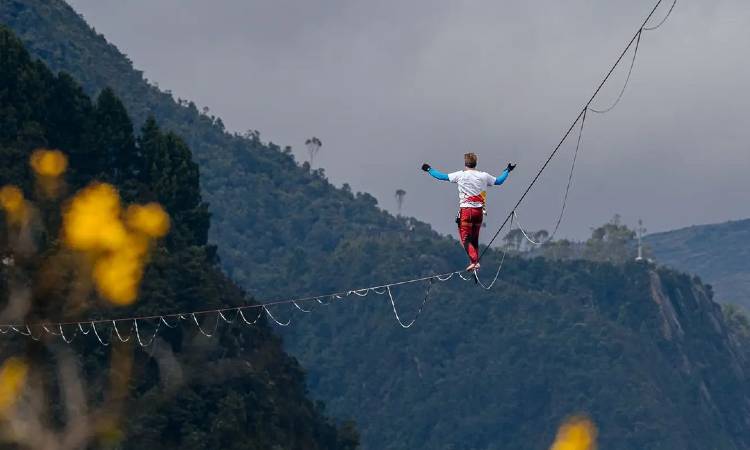 Hombre cruzó de Monserrate a Guadalupe en cuerda floja