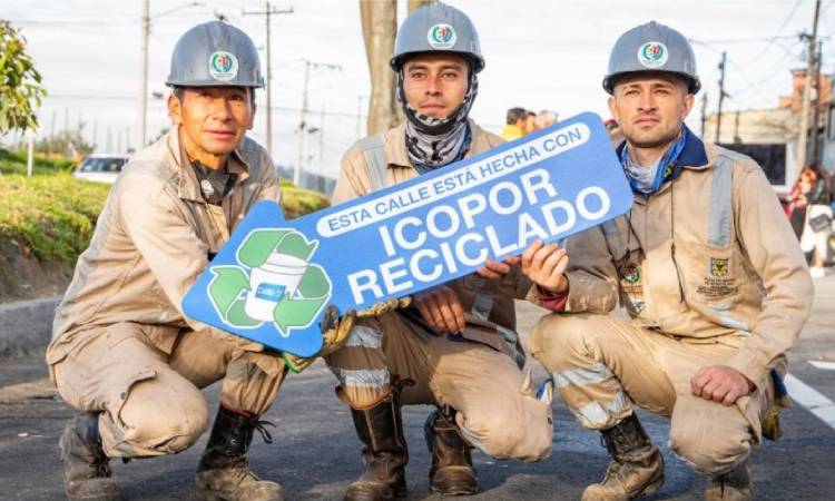 Bogotá inaugura el primer tramo vial pavimentado con plásticos reciclados