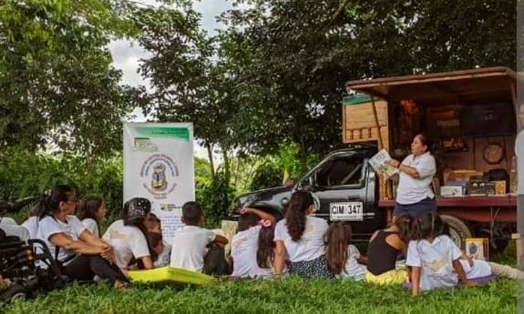 La biblioteca ambulante que lleva libros y juguetes a escuelas en Caquetá