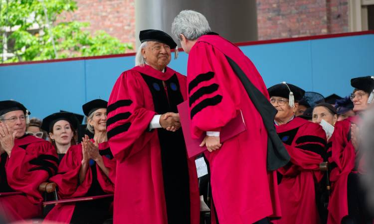 Indígena latino recibió Doctorado Honoris Causa de Harvard