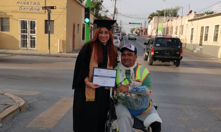 Hija de vendedor de periódicos obtuvo título universitario