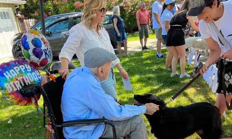 Abuelo cumplió 100 años y le llevaron decenas de perritos para celebrar con él