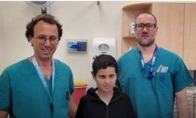 Grupo de doctores une la cabeza de un niño tras decapitación interna